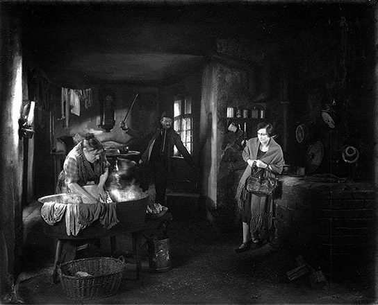 Sylvia Torff, Max Kohlhase, Asta Nielsen (v.l.n.r.) in "Die freudlose Gasse" (1925)