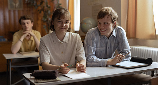 Lena Urzendowsky, Willi Geitmann (vorne v.l.n.r.) in "Jenseits der blauen Grenze" (2023)