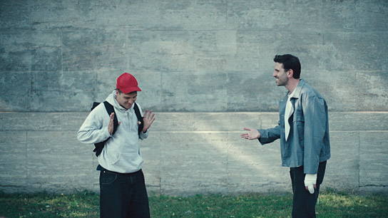 Jonas Dassler, Fabian Stumm (v.l.n.r.) in "Sad Jokes" (2024)