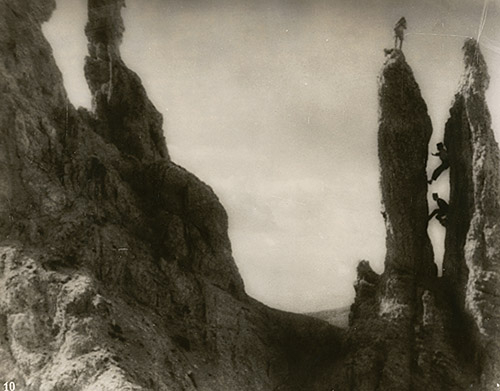 Leni Riefenstahl, Luis Trenker, Hans Schneeberger (v.o.n.u.) in "Der große Sprung" (1927)