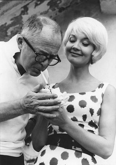 Billy Wilder, Liselotte Pulver (v.l.n.r.) bei einer Drehpause zu "One, Two, Three" (1961)
