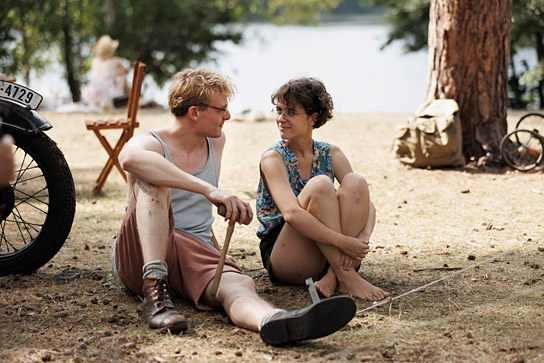 Johannes Hegemann, Liv Lisa Fries (v.l.n.r.) in "In Liebe, Eure Hilde" (2024)