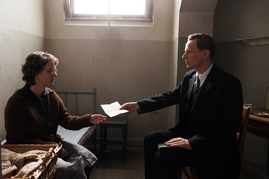 Lisa Fries, Alexander Scheer (v.l.n.r.) in "In Liebe, Eure Hilde" (2024)