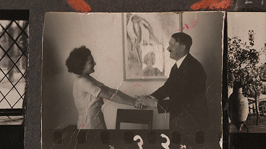Kontaktbogen aus dem Bestand von Heinrich Hoffmann, Bayerische Staatsbibliothek/Bildarchiv: Adolf Hitler begrüßt Leni Riefenstahl in ihrer Villa in Berlin-Dahlem, 1937 ("Riefenstahl", 2024)