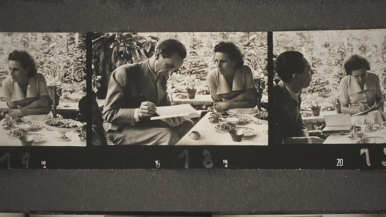 Kontaktbogen aus dem Bestand von Heinrich Hoffmann, jetzt National Archive: Joseph Goebbels (Reichsminister für Volksaufklärung) zu Besuch bei Leni Riefenstahl in ihrer Villa in Berlin-Dahlem, 1937 ("Riefenstahl", 2024)