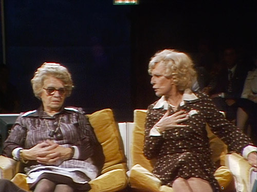 Gewerkschafterin Elfriede Kretschmer, Leni Riefenstahl (v.l.n.r.) zu Gast in der WDR-Talkshow "Je später der Abend", 1976 ("Riefenstahl", 2024)