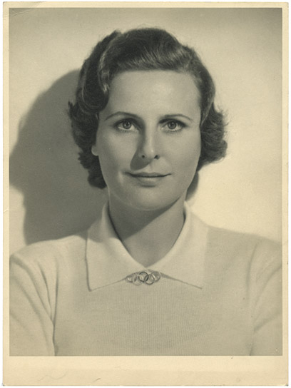 Werkfoto zu "Olympia" aus dem Riefenstahl-Nachlass: Leni Riefenstahl mit Olympia-Kette ("Riefenstahl", 2024)