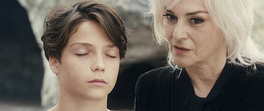 Emile Chérif, Martina Gedeck (v.l.n.r.) in "Woodwalkers" (2024)
