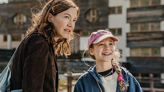 Hannah Herzsprung, Luna Arwen Krüger (v.l.n.r.) in "Woodwalkers" (2024)