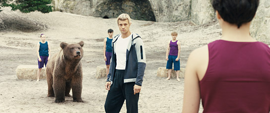 Viv Lee Thomas, Laurin Hong, Emil Bloch (hinten v.l.n.r.), Eugen Bauder (vorne Mitte) in "Woodwalkers" (2024)