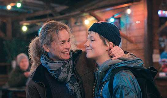 Nina Hoss, Josefa Heinsius (v.l.n.r.) in "Tandem - In welcher Sprache träumst du?" (2024)