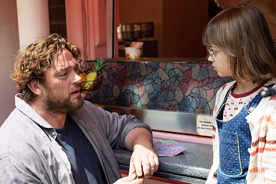 Ronald Zehrfeld, Yuna Bennett (v.l.n.r.) in "Der Buchspazierer" (2024)