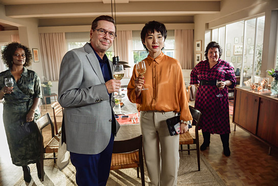Denise M'Baye, Michael Mertens, Yun Huang, Meltem Kaptan (v.l.n.r.) in "Alter weißer Mann" (2024)