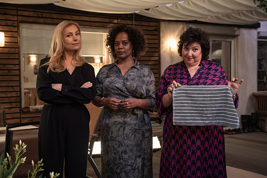 Nadja Uhl, Denise M'Baye, Meltem Kaptan (v.l.n.r.) in "Alter weißer Mann" (2024)