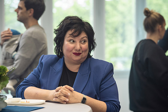 Meltem Kaptan (vorne) in "Alter weißer Mann" (2024)