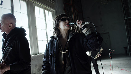 Mona Mur (Mitte) & Band (En Esch, links) in "Krieg oder Frieden" (2024)