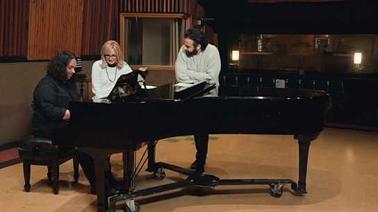 Googoosh (Mitte) in "Googoosh - Made of Fire" (2024)