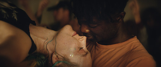 Saoirse Ronan, Paapa Essiedu (v.l.n.r.) in "The Outrun" (2023)
