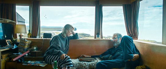 Saoirse Ronan, Stephen Dillane (v.l.n.r.) in "The Outrun" (2023)