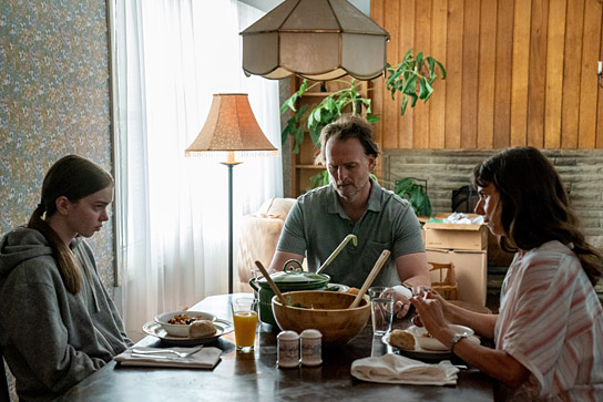 Summer H. Howell, Greg Bryk, Michelle Monteith (v.l.n.r.) in "Spirit in the Blood" (2024)