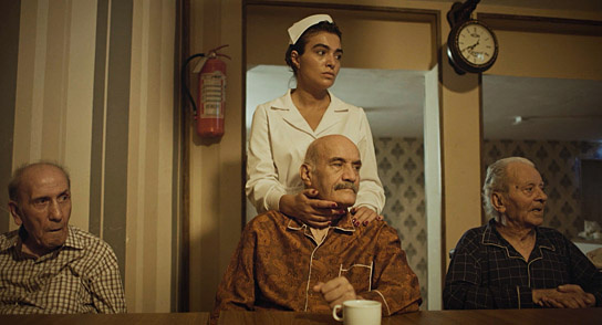 Shirin Abedinirad (hinten Mitte) in "Critical Zone" (2023)
