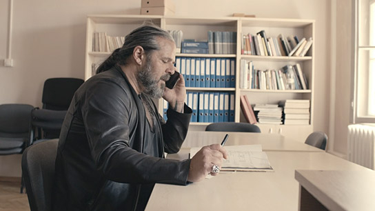 Luigi Toscano in "Schwarzer Zucker, Rotes Blut" (2024)