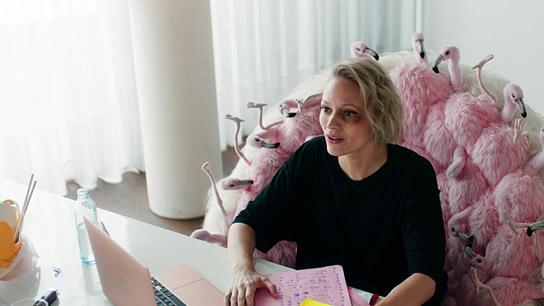Mavie Hörbiger in "Die geschützten Männer" (2023)