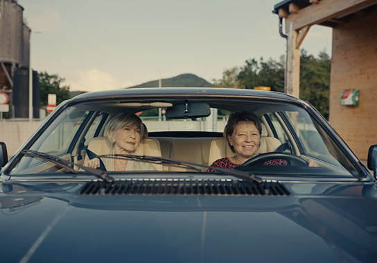 Christine Ostermayer, Margarethe Tiesel (v.l.n.r.) in "Toni und Helene" (2024)