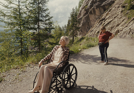 Christine Ostermayer, Margarethe Tiesel (v.l.n.r.) in "Toni und Helene" (2024)