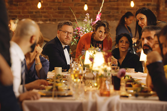 Nicholas Ofczarek, Katia Fellin, Pegah Ferydoni, Jasmin Shakeri (Mitte v.l.n.r.) in "Feste & Freunde - Ein Hoch auf uns!" (2024)
