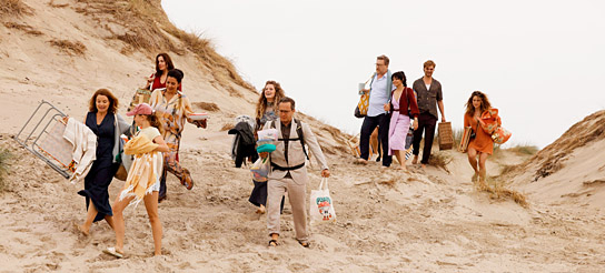 Annette Frier, Ella Conrads, Antje Traue, Jasmin Shakeri, Marlene Tanczik, Trystan Pütter, Nicholas Ofczarek, Pegah Ferydoni, Henning Flüsloh, Katia Fellin (v.l.n.r.) in "Feste & Freunde - Ein Hoch auf uns!" (2024)