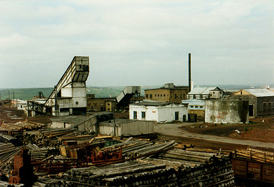 Schachtanlage im ehemaligen sowjetischen Arbeitslager Workuta in "Jahre der Kälte" (1994)
