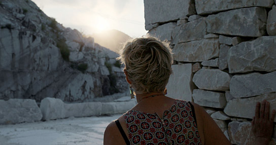 Julie Brook in "Tracing Light - Die Magie des Lichts" (2024)