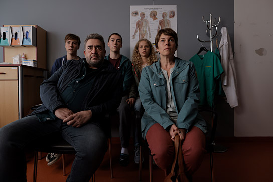 Anton Fuchs, Alexander Hörbe, Richard Fuchs, Kya-Celina Barucki, Victoria Mayer in "Leben ist jetzt - Die Real Life Guys" (2024)