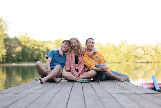 Anton Fuchs, Kya-Celina Barucki, Richard Fuchs (v.l.n.r.) in "Leben ist jetzt - Die Real Life Guys" (2024)