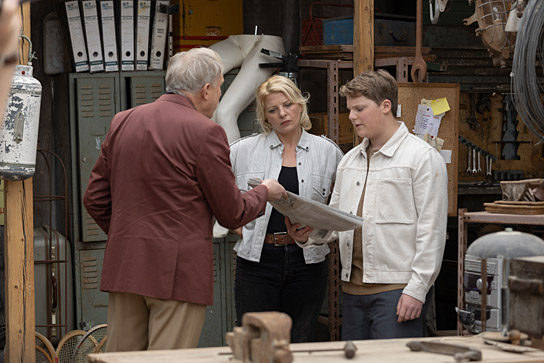 Ulrich Tukur, Jördis Triebel, Julius Weckauf (v.l.n.r.) in "Die drei ??? und der Karpatenhund" (2024)