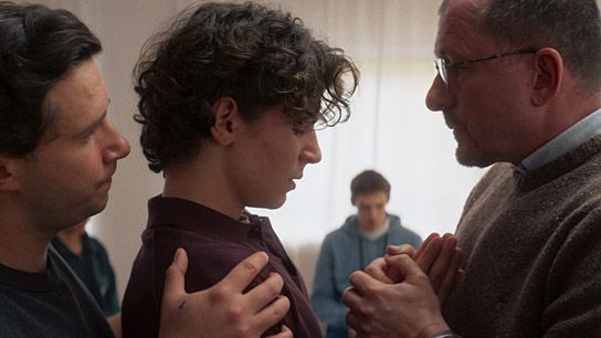 Thimo Meitner, Serafin Mishiev, Martin Lindow (vorne v.l.n.r.) in "Gotteskinder" (2023)