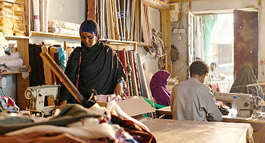 Anab Ahmed Ibrahim (links) in "The Village Next to Paradise" (2024)