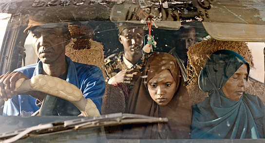 Ahmed Ali Farah (links) in "The Village Next to Paradise" (2024)