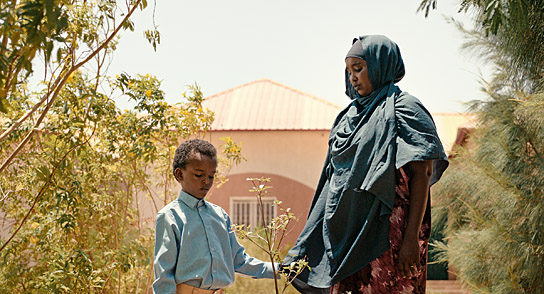 Ahmed Mohamud Saleban, Anab Ahmed Ibrahim (v.l.n.r.) in "The Village Next to Paradise" (2024)