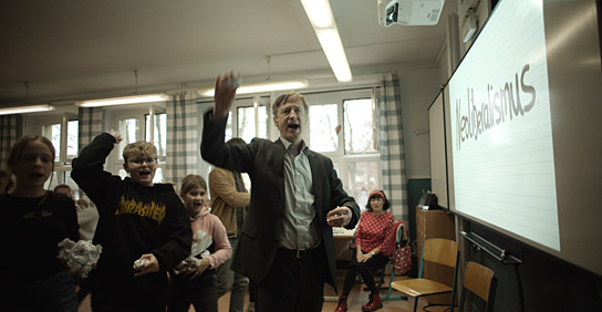 Jan Henrik Stahlberg (Mitte) in "Muxmäuschenstillˣ" (2024)
