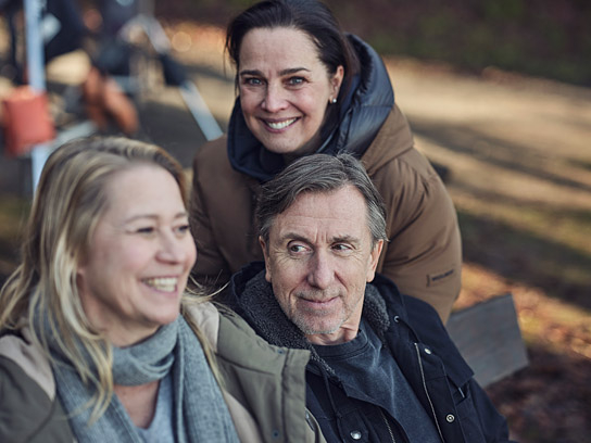 Trine Dyrholm, Tim Roth (vorne v.l.n.r.), Désirée Nosbusch (hinten) bei den Dreharbeiten zu "Poison - Eine Liebesgeschichte" (2024)