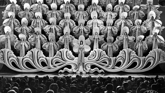 Zarah Leander (vorne) singt "Ich weiß; es wird einmal eine Wunder gescheh'n" in "Die große Liebe" (1942) ("Im Schatten der Träume", 2024)