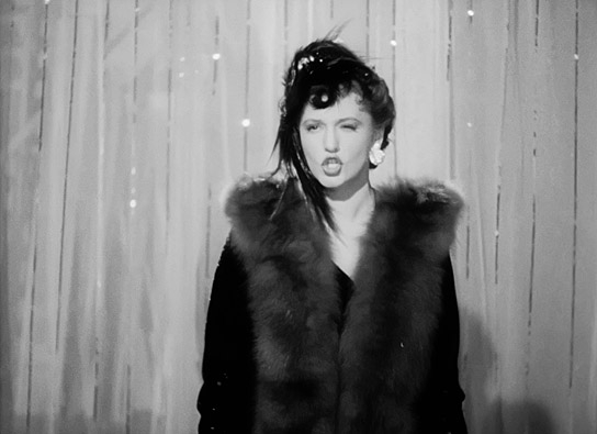Zarah Leander singt "Kann denn Liebe Sünde sein?" in "Der Blaufuchs" (1938) ("Im Schatten der Träume", 2024)