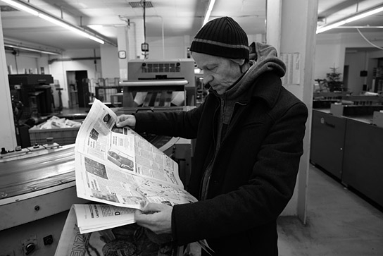 Redakteur Dirk Wanner prüft den Andruck in "Die Zeitungsmacher" (2024)