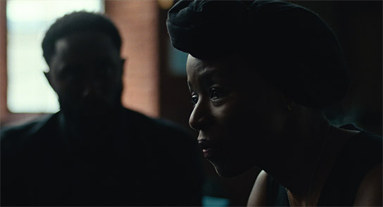 Jolade Obasola (vorne) in "God is grey" (2024)