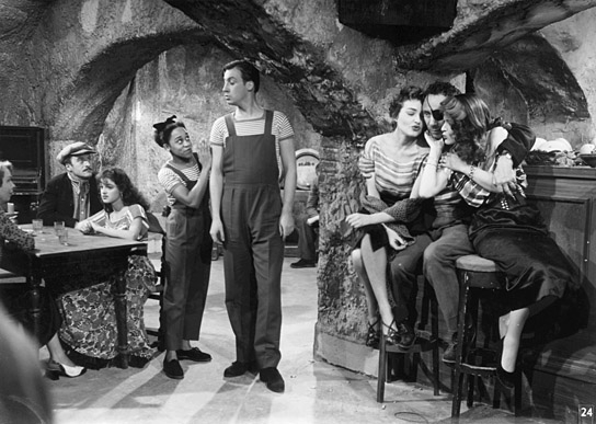 Marie Nejar, Peter Alexander (Mitte v.l.n.r.) in "Die süßesten Früchte" (1954)
