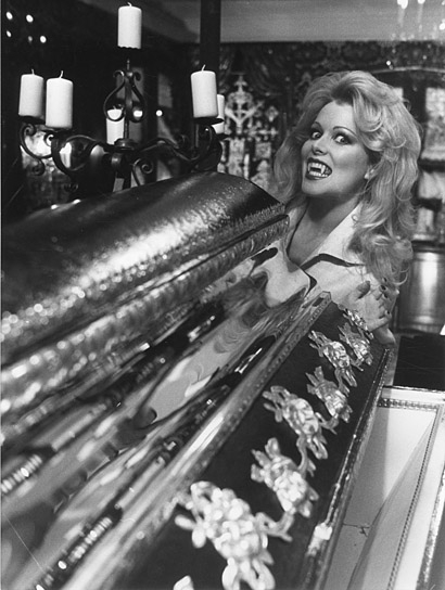 Evelyne Kraft in "Lady Dracula" (1977)
