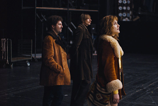 John Magaro, Alexander Scheer, Mala Emde (v.l.n.r.) in "Köln 75" (2025)