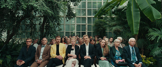 Petra Morzé (vorne 4.v.l.), Albrecht Schuch (vorne 4.v.r.) in "Pfau - Bin ich echt?" (2024)